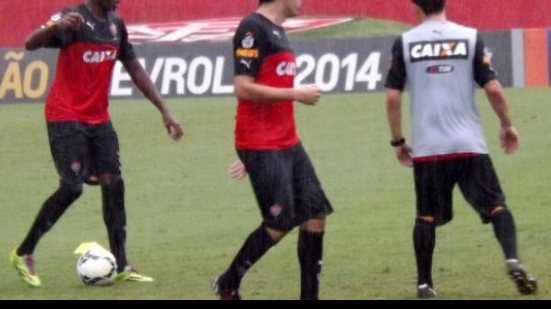 Imagem Em treino coletivo, Ney Franco testa Vitória com quatro volantes