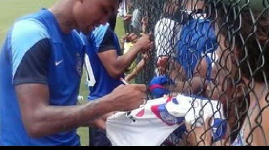 Imagem Torcedores tietam jogadores do Bahia no final do treino em Praia do Forte