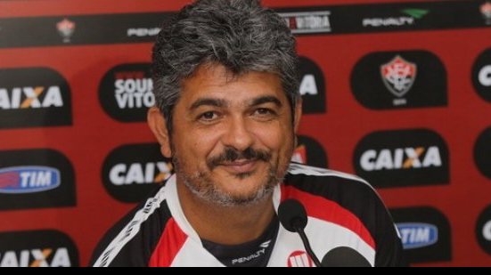 Imagem Ney Franco elogia o Grêmio, mas espera &quot;surpreender&quot; adversário