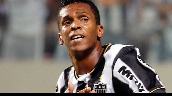 Imagem Jô e mais dois são afastados do Atlético (MG) por indisciplina