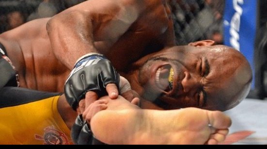 Imagem Anderson Silva não sente as pernas e vai parar no hospital