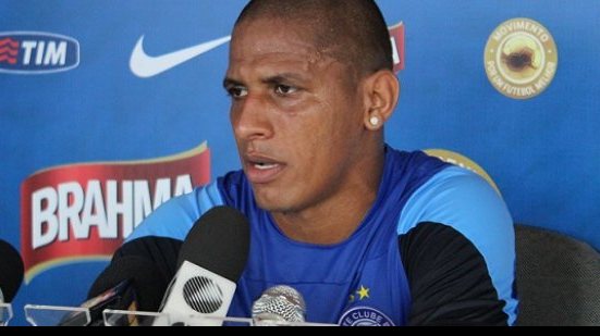 Imagem Com dois rebaixamentos pelo Vitória, Uelliton não quer cair com o Bahia