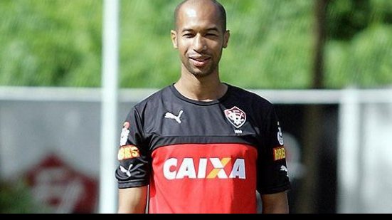 Imagem Atlético-PR cobra quase meio milhão de reais ao Vitória por venda de Dinei