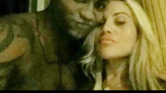 Imagem Caiu na net: ex-jogador do Bahia aparece com loira nua em foto