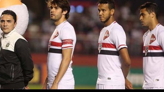 Imagem São Paulo consegue adiar jogo para ter time titular contra o Vitória