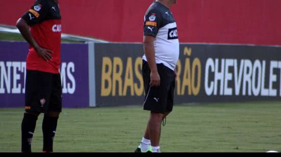 Imagem Aguardando recuperação de volante, Ney Franco repete o time