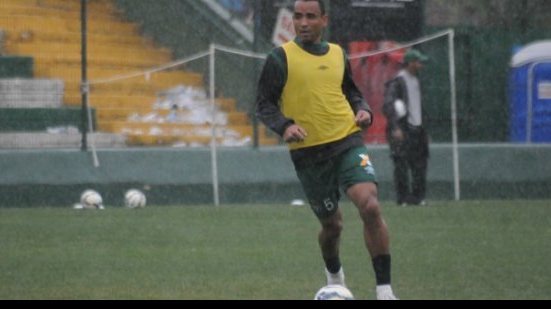 Imagem Volante da Chapecoense destaca clima de decisão contra o Vitória