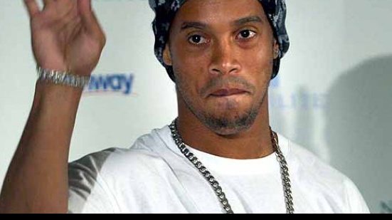Imagem Ronaldinho Gaúcho manda buscar amigas e promove festinhas em sua mansão