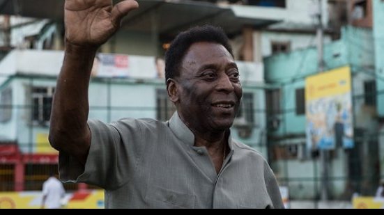 Imagem Recuperado de cirurgia, Pelé recebe alta médica e deixa hospital