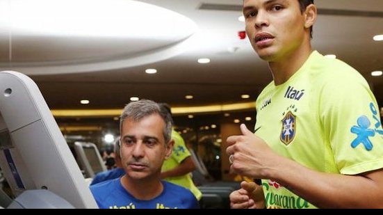 Imagem Chateado, Thiago Silva diz que Neymar não o procurou para tratar de braçadeira