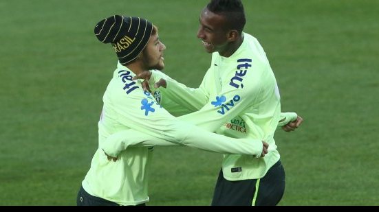 Imagem Meias da seleção brasileira elogiam participação de Talisca em treinos