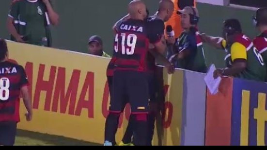 Imagem "O Vitória não vai cair!", dispara Dinei em comemoração de gol