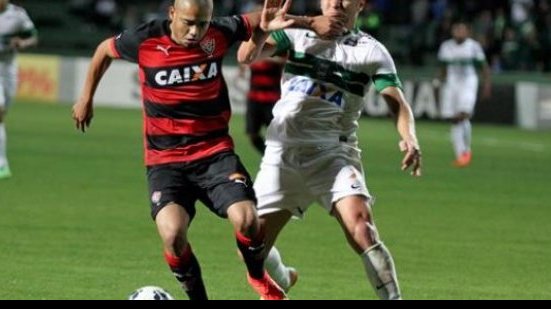 Imagem Empatados em pontos, Vitória enfrenta o Coritiba na briga pela fuga do Z-4