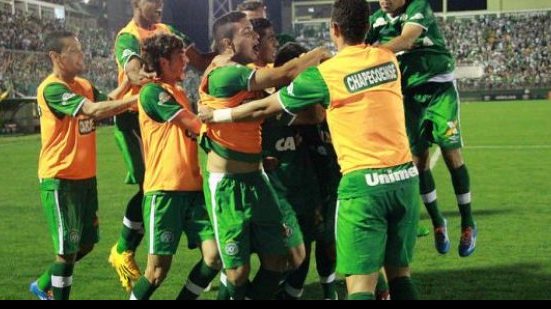 Imagem Chapecoense surpreende, goleia o Flu e ultrapassa Coritiba e Vitória
