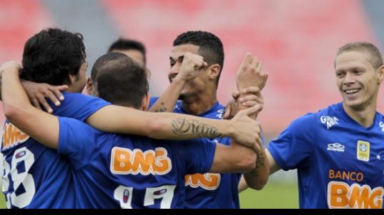 Imagem Cruzeiro vence o Grêmio de virada e fica a um triunfo do título
