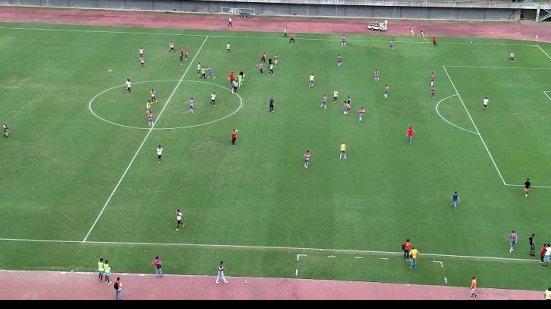 Imagem Após apito final, jogadores da dupla BAVI dos times juvenis  brigam em Pituaçu
