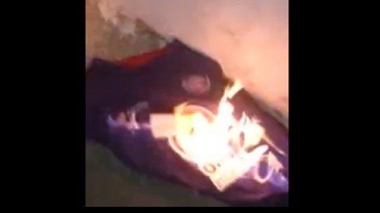 Imagem Vídeo: Torcedor se revolta e queima camisas do Bahia