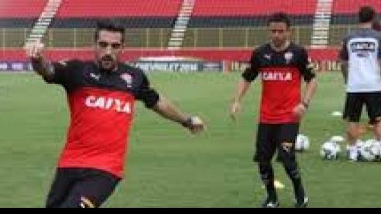 Imagem Ney Franco indica que Escudero vai permanecer no time titular do Vitória
