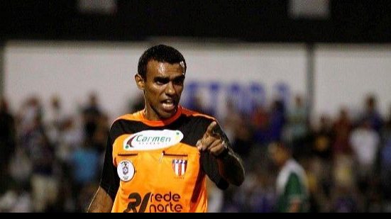 Imagem Juiz aspirante à FIFA apita confronto de tricolores entre Bahia e Grêmio