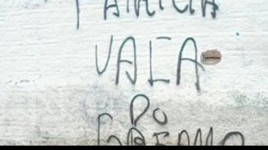 Imagem Casa de mãe de gremista que fez injúria racial contra Aranha é pichada
