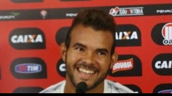 Imagem Volante admite situação difícil do Vitória, mas comemora campo "neutro"