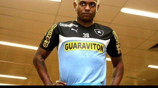 Imagem Problemático, atacante que passou pelo Bahia falta ao treino do Botafogo