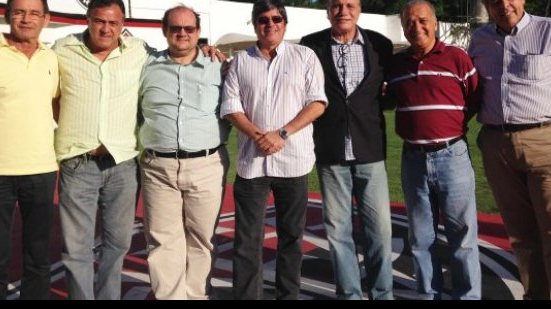 Imagem Ex-presidente assiste treino ao lado de Falcão para prestar apoio no Vitória