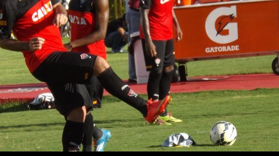 Imagem Ney saca zagueiro e testa mudanças no Vitória para decisão com o Flamengo