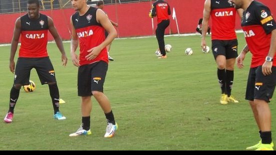 Imagem Com Coruja e Escudero, Vitória divulga relacionados para duelo com o Fla
