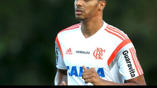 Imagem  Elton ganha vaga de titular e reencontra o Vitória em Manaus