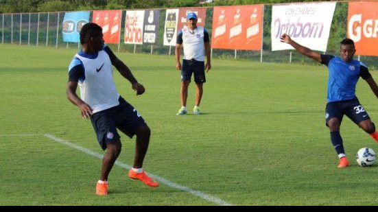 Imagem Com garotos da base, Charles faz testes no time do Bahia para encarar o Grêmio