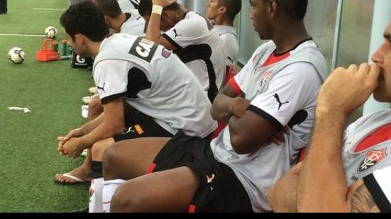 Imagem Vitória é goleado pelo Flamengo, permanece no Z-4 e fica perto o rebaixamento