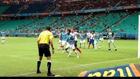 Imagem Bahia derrota o Grêmio, permanece no Z-4, mas ganha sobrevida no Brasileirão