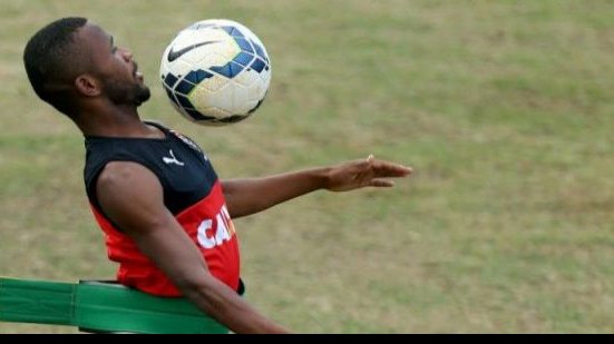 Imagem Atacante do Vitória pede apoio da torcida e acredita em permanência na Série A