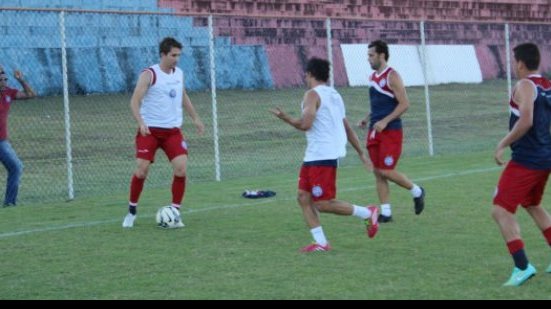 Imagem Com seis desfalques, Charles comanda coletivo no Bahia