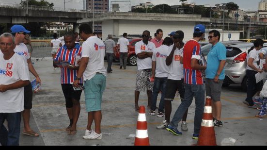 Imagem No último dia de cadastramento, candidatos fazem corpo a corpo com sócios