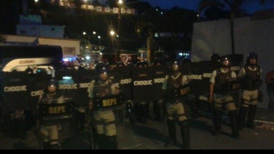 Imagem Tensão no Barradão: torcida tenta invadir vestiários e imprensa é agredida