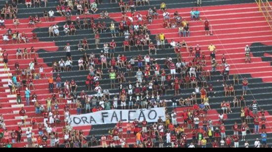 Imagem Torcida do Vitória exige saída de Falcão: "um ano de vergonha"