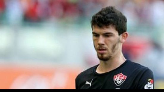 Imagem Vitória e Palmeiras negociam renovação de Luiz Gustavo