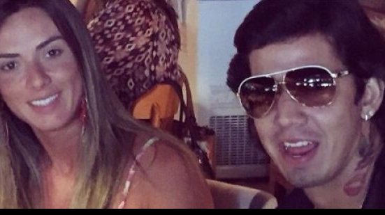Imagem Victor Ramos e Nicole Bahls almoçam juntinhos em Salvador