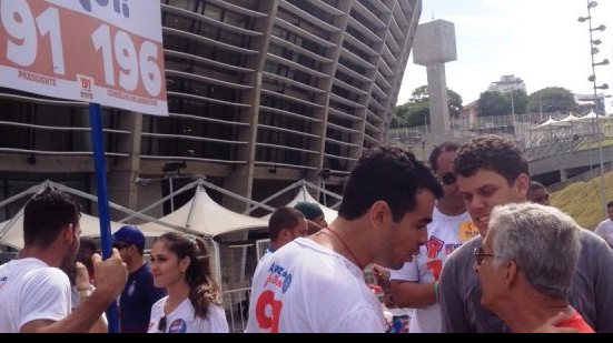 Imagem Em disputa apertada, Marcelo Santana conversa com tricolores em busca de votos