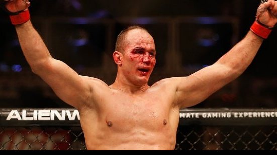 Imagem Cigano sofre bastante, mas derrota Miocic e volta ao UFC com vitória