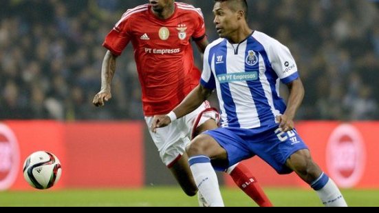 Imagem Apesar de boa atuação em clássico, Talisca é repreendido por treinador