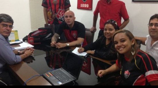 Imagem Torcidas organizadas se reúnem com presidente do Vitória