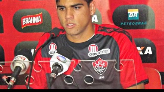 Imagem Lateral reprovado no Vitória está muito próximo do Atlético-PR
