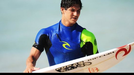 Imagem Medina e surfistas aguardam melhora nas ondas para disputa de título