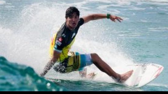 Imagem Gabriel Medina vence bateria no Havaí e se aproxima de título mundial