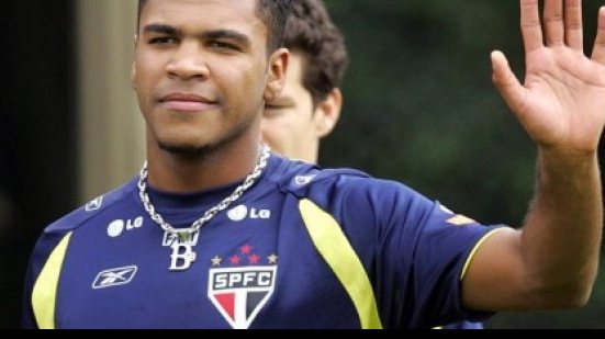 Imagem São Paulo contrata zagueiro que foi preso na Alemanha