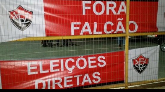 Imagem Grupo pede saída de Falcão em reunião do Conselho do Vitória