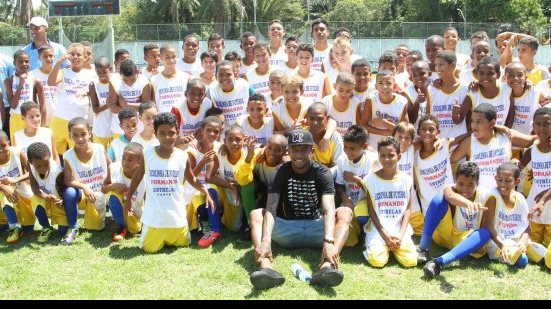 Imagem De férias na Bahia, Talisca faz a alegria da garotada em Madre de Deus